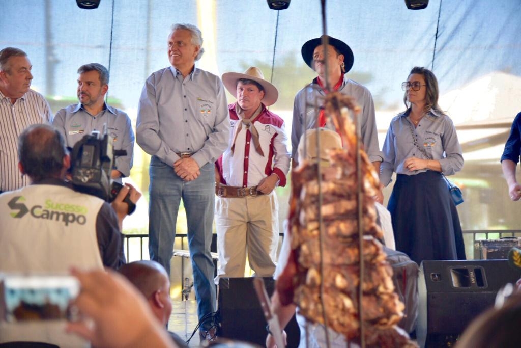 “Não assalto o bolso do produtor rural”, diz Caiado na Expoagri, em Jataí