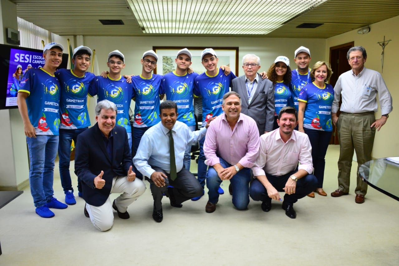 Alunos vencedores de torneio de robótica nos EUA são recebidos pelo presidente da Fieg