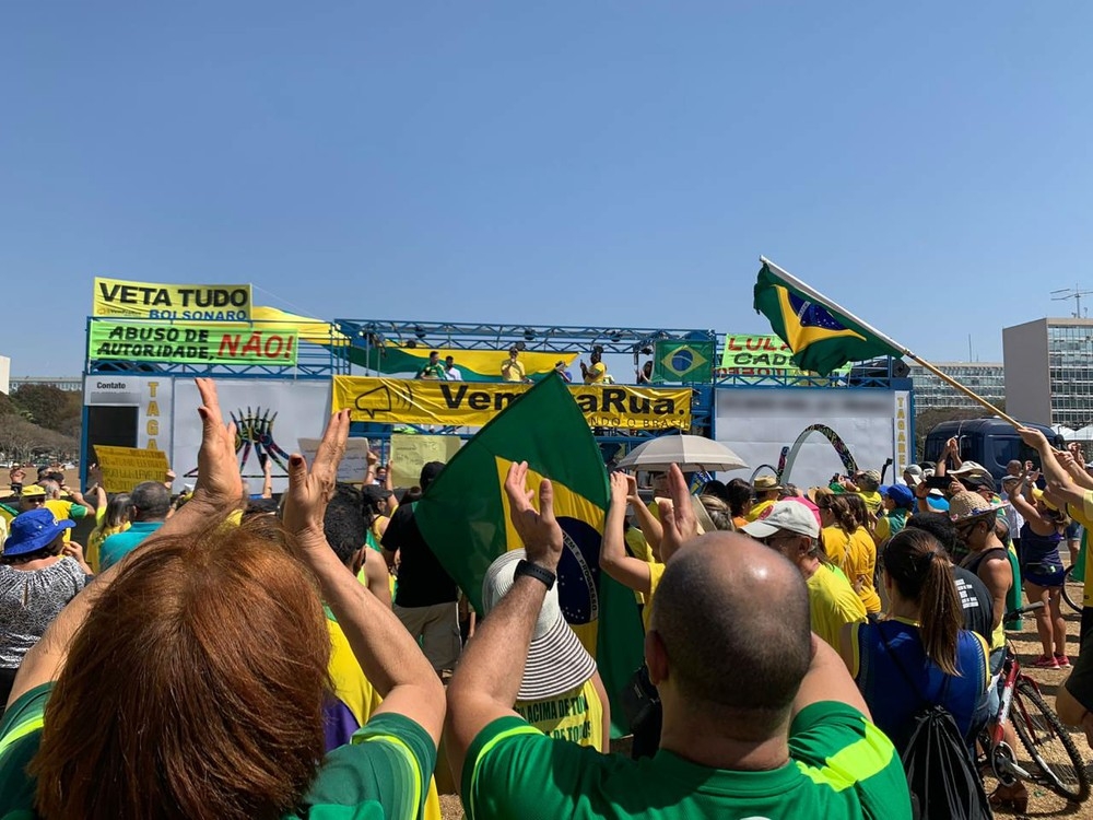 Manifestantes fazem ato em defesa de Bolsonaro em Brasília