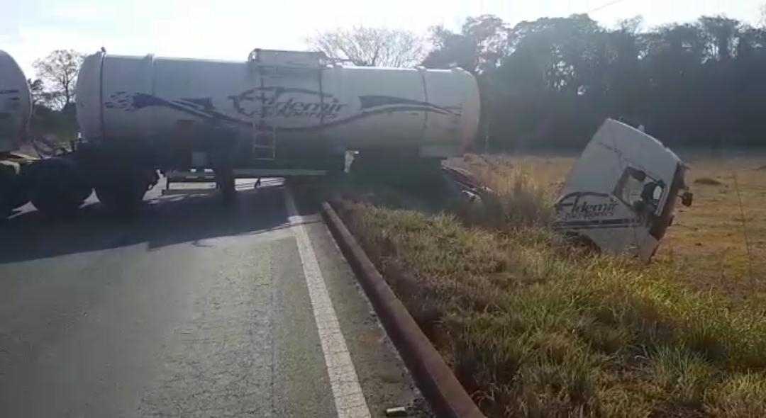 Carreta atravessa BR-060 e deixa rodovia interditada