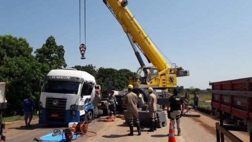 Motorista de caminhão morre após ser atingido pela carga que transportava, em Uruaçu