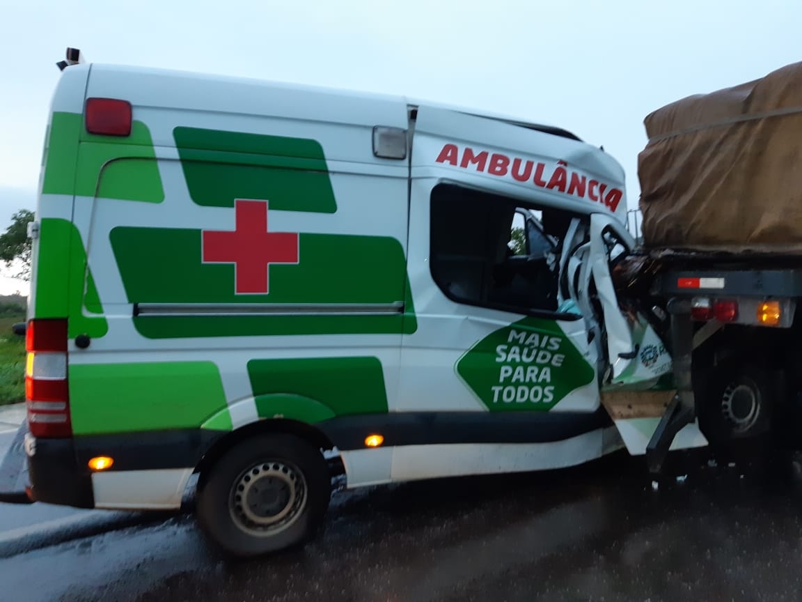 Acidente envolvendo ambulância termina com morte