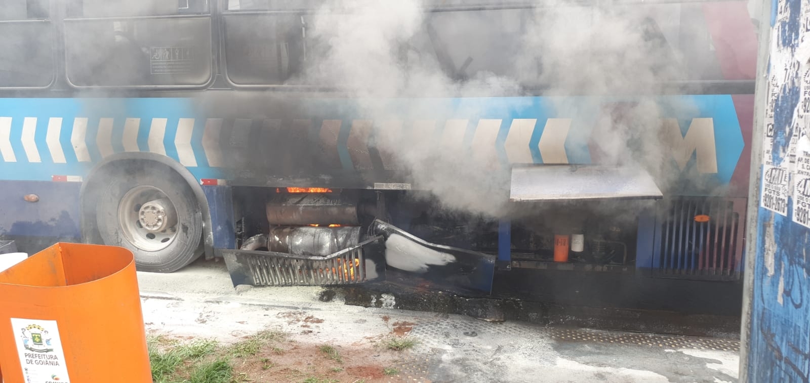 Eixo Anhanguera pega fogo na GO-060, em Goiânia