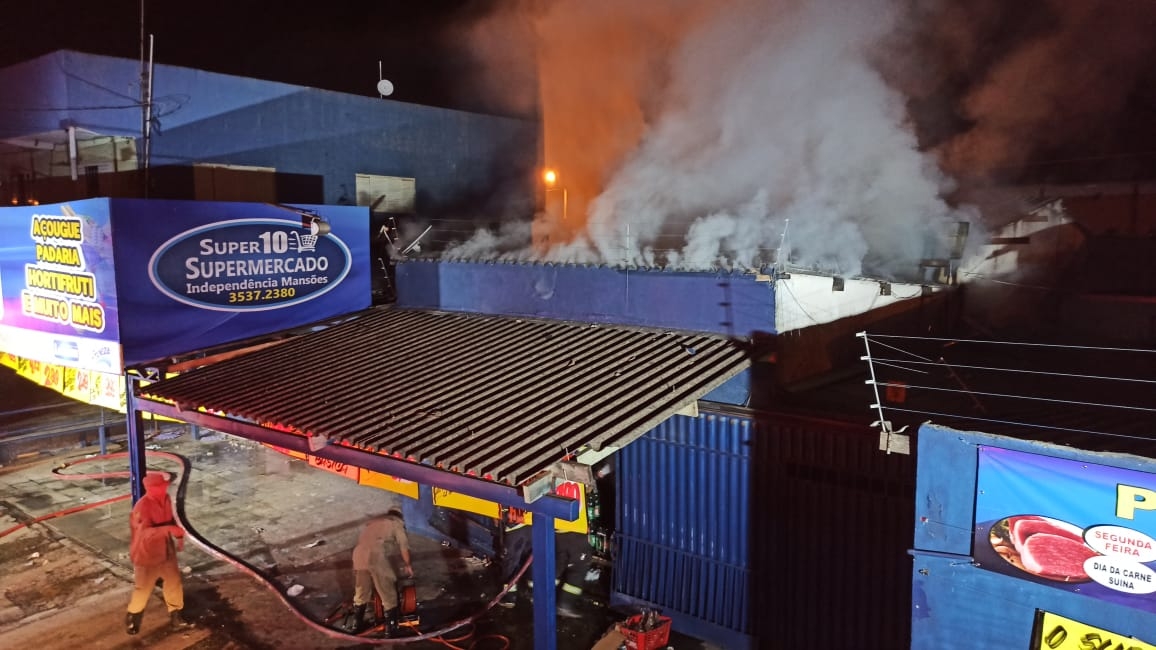 Incêndio atinge depósito de supermercado, em Aparecida de Goiânia