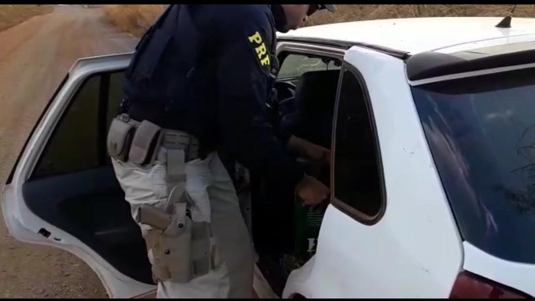 PRF prende motorista bêbado com o carro cheio de cascos de cerveja