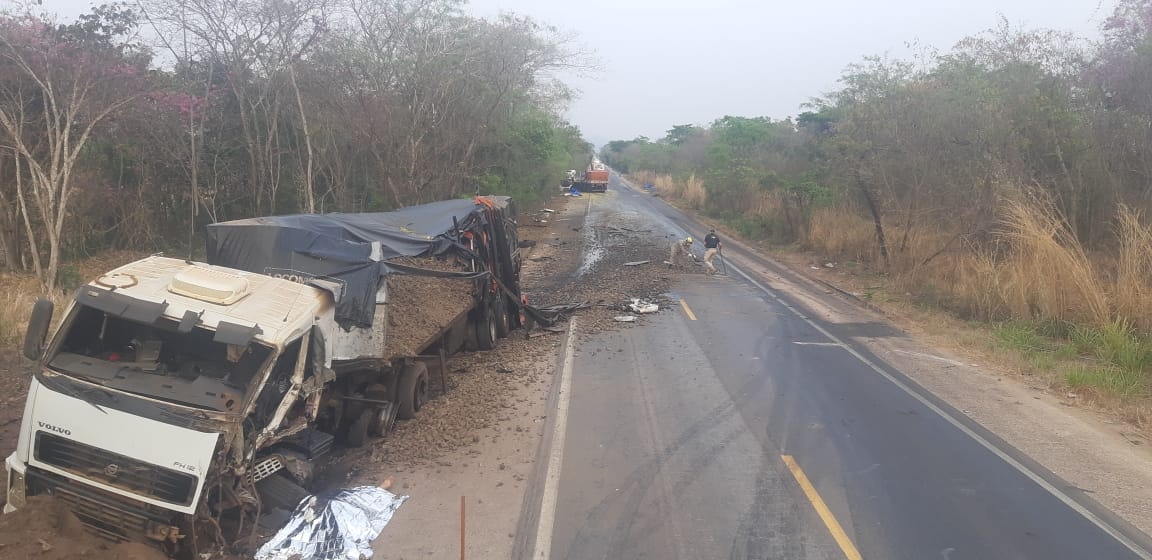 Caminhoneiro morre em acidente na BR-153