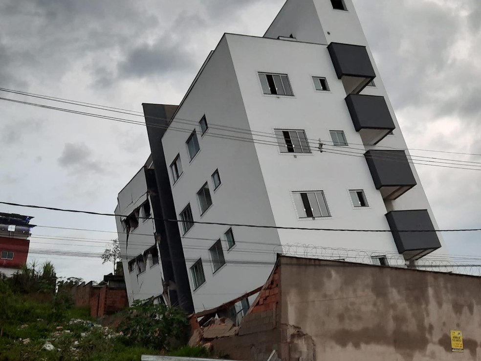 Quinze famílias ficam desalojadas após prédio desabar em Minas Gerais