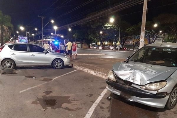 Motorista bêbada avança contra grupo de pessoas e bate em 2 veículos no DF