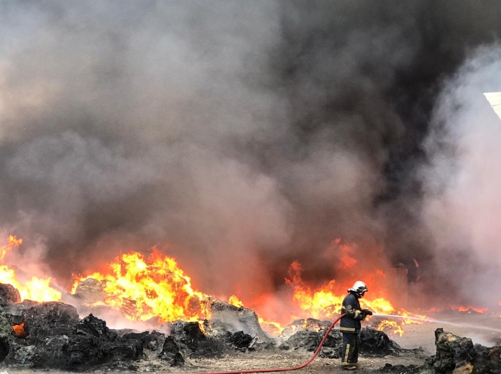 Bombeiros trabalham em grande incêndio em Fazenda Rio Grande