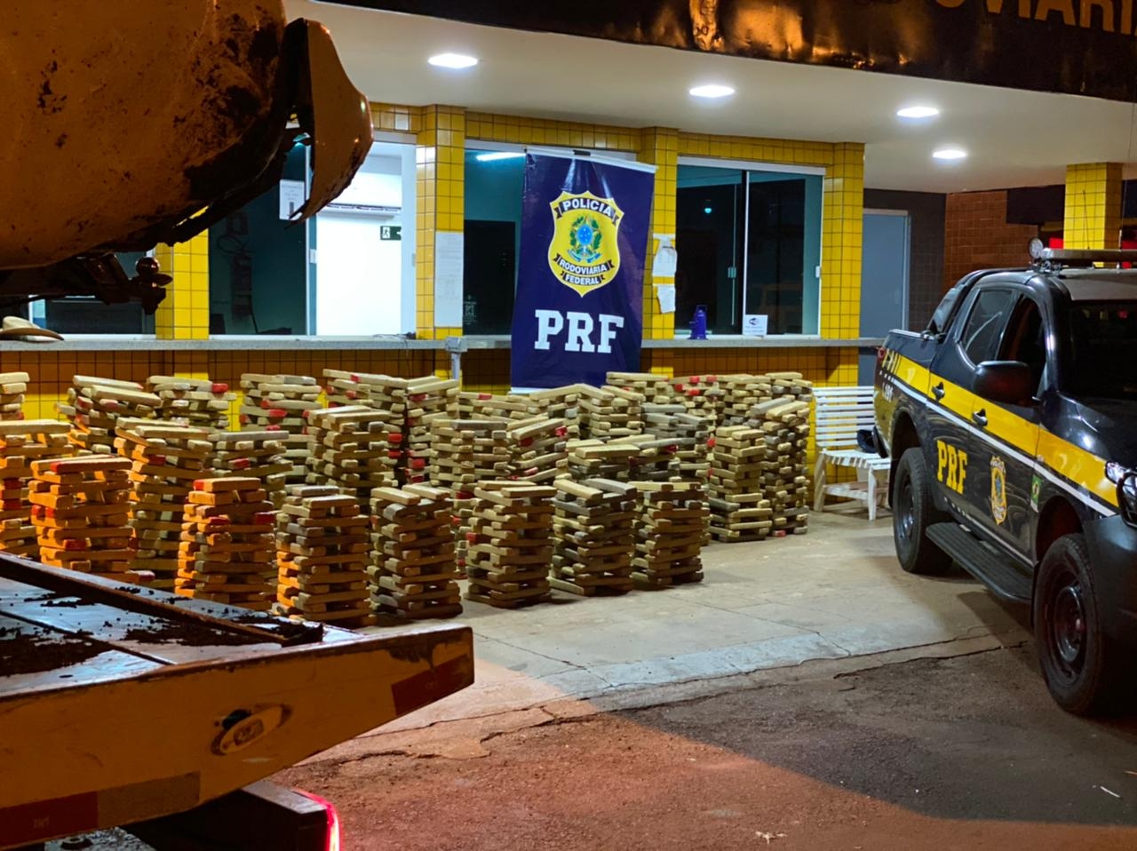 PRF apreende maconha após capotamento em Jataí