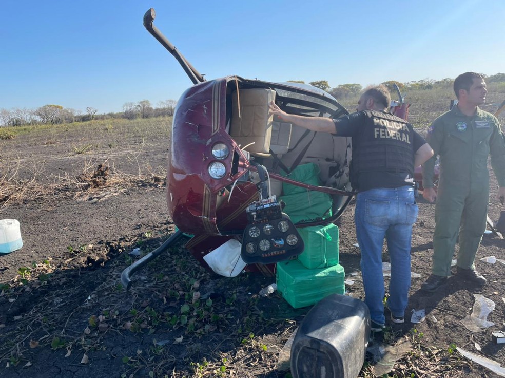 Helicóptero com aproximadamente 300 kg de cocaína caiu em Mato Grosso; suspeitos deixaram sacos da droga e fugiram — Foto: Ciopaer/MT