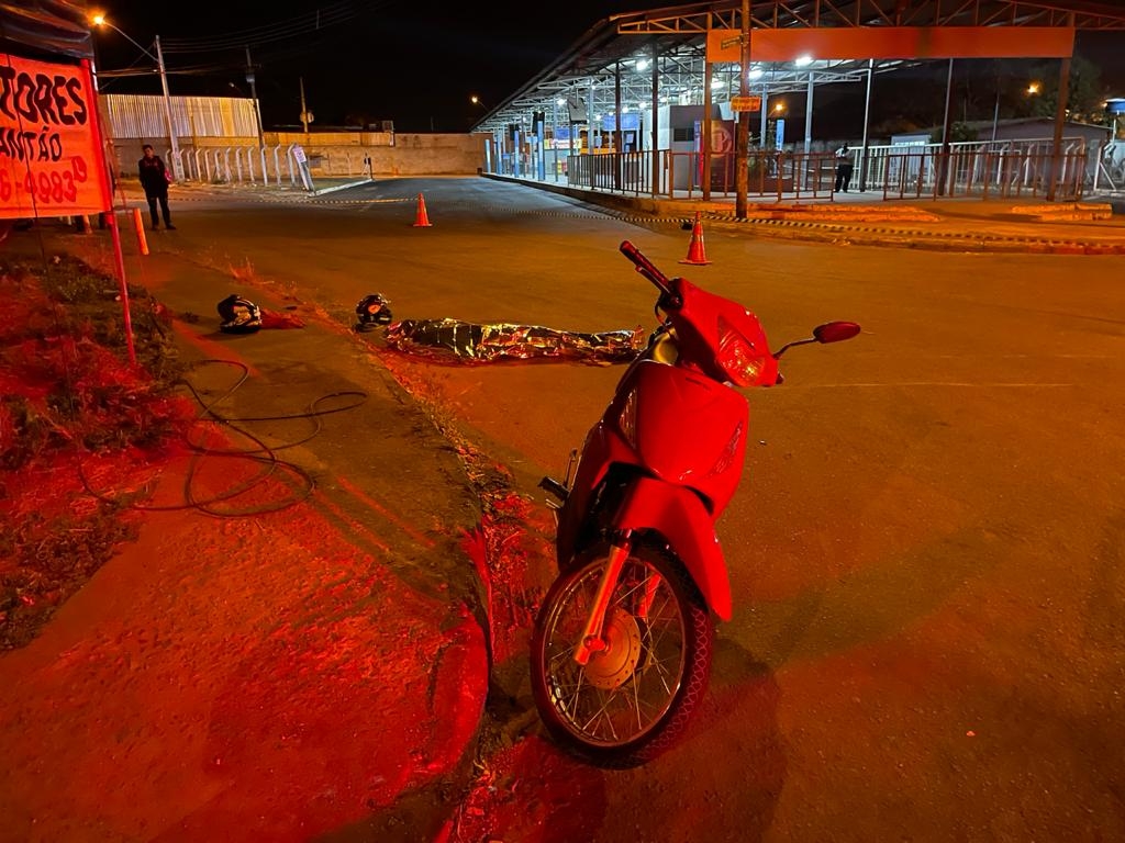 Motociclista morre em acidente em frente a Terminal de ônibus