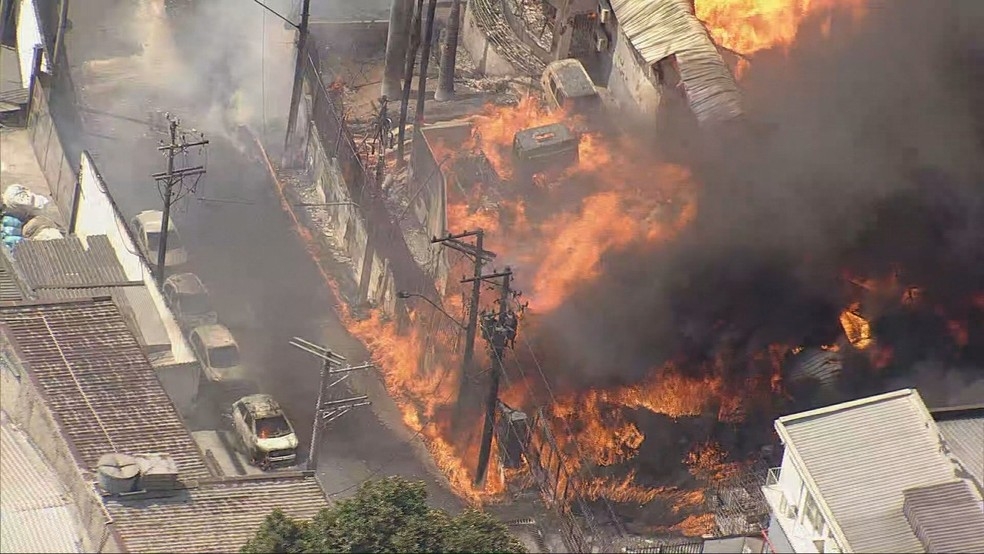 Incêndio atinge fábrica de plástico destrói carros na rua e produz fumaça tóxica  em SP