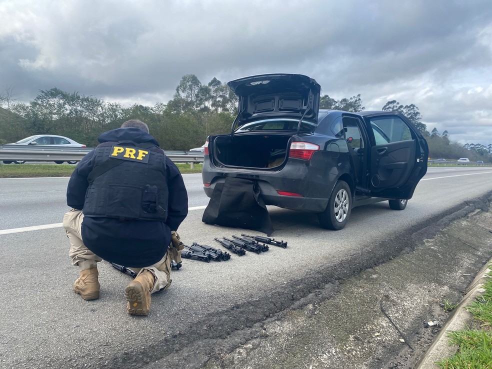 PRF apreende fuzis na rodovia Presidente Dutra em Guarulhos, na Grande SP.  — Foto: Divulgação/PRF