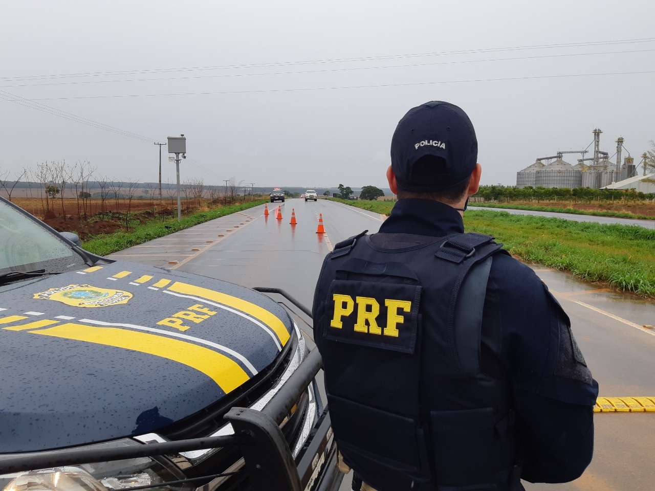 PRF alerta motoristas sobre condução em pista molhada