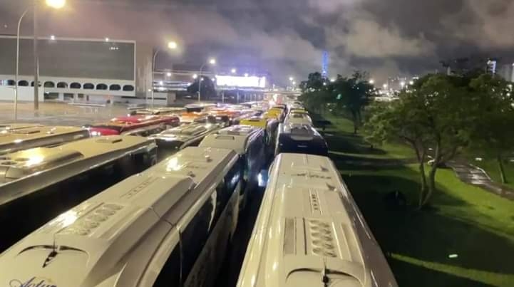 Cerca de 200 ônibus protestam em frente a Espanada contra projeto de lei