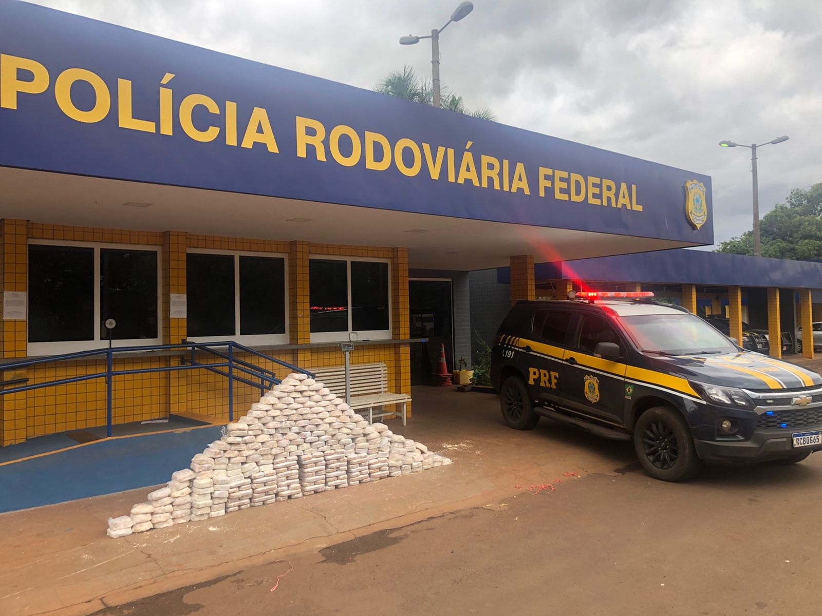 Pai e filho são presos com carregamento milionário de cocaína em Jataí