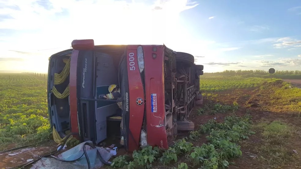 Ônibus tomba e deixa 25 feridos na divisa entre DF e Goiás