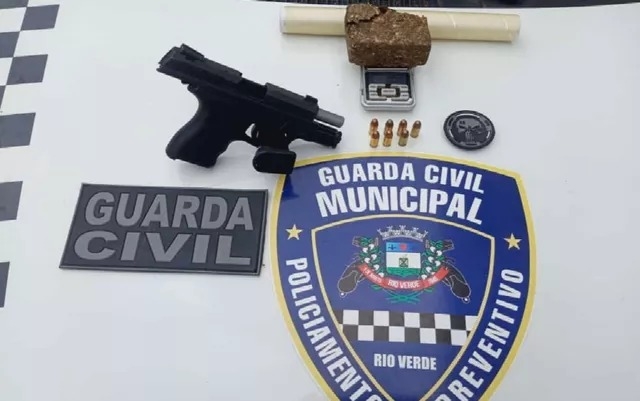 Arma é encontrada embaixo de colchão de berço durante abordagem