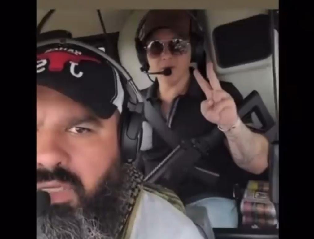 Delegado é investigado após postar vídeo carregando fuzil em passeio de helicóptero com cantor sertanejo