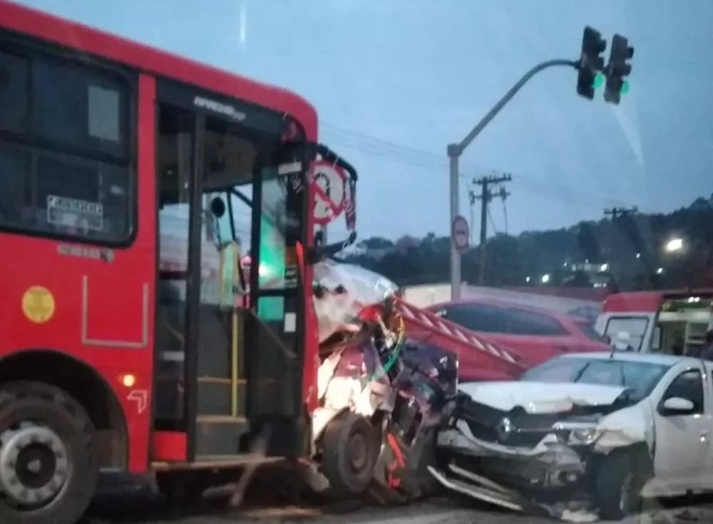 Ao menos uma pessoa fica ferida em batida entre ônibus e cinco carros