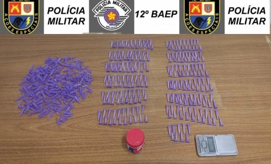 Adolescente é apreendido com 249 pinos com cocaína