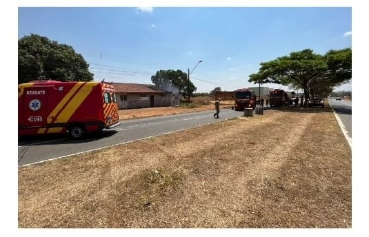 Bombeiros combatem incêndio em vegetação em Goiânia