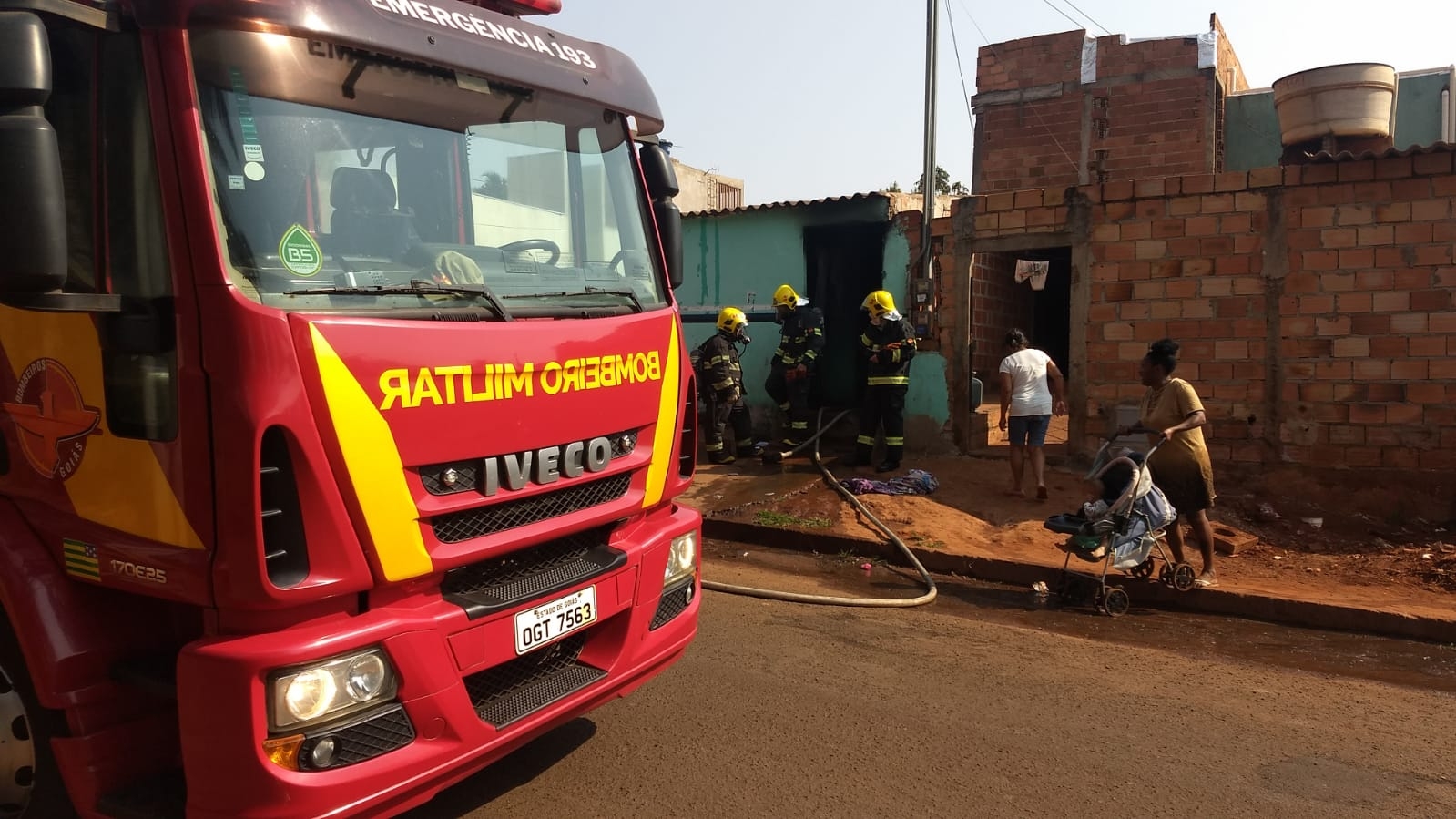 Uma mulher e três crianças ficam feridas após incêndio em residência