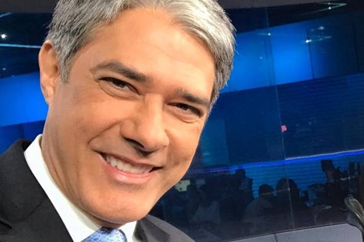 William Bonner ensina como gravar vídeos pelo celular no Jornal Nacional e bomba na Internet