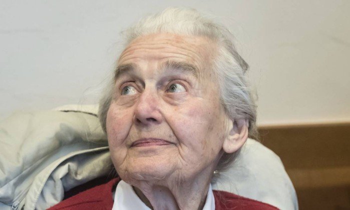 Mulher de 89 anos é condenada por negar holocausto